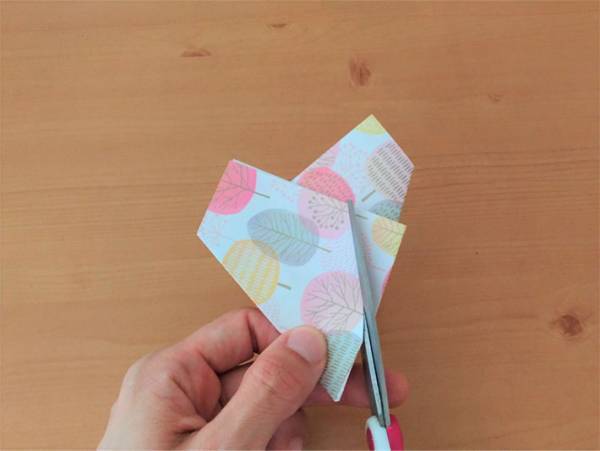 自由研究にも最適！雨降りの日のおうち時間に水の上で折り紙の花を咲かせよう！