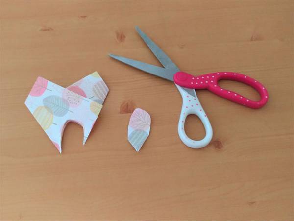 自由研究にも最適！雨降りの日のおうち時間に水の上で折り紙の花を咲かせよう！