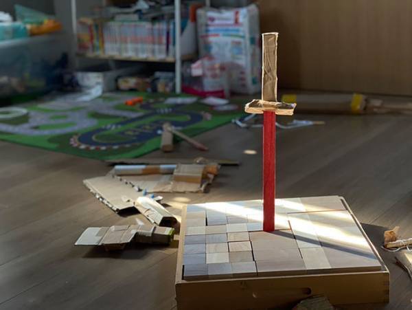 子供部屋の真ん中に突如現れたこれは…もしや勇者の剣？