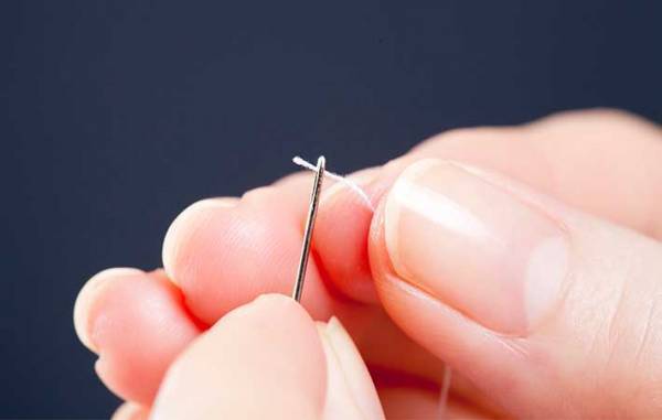 針の穴に糸を通すのが苦手な人へ…　衝撃の事実を描く漫画に「マジか」「知らなかった」