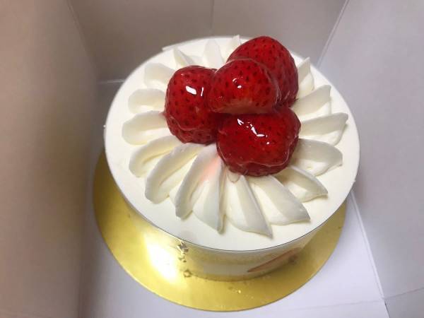 ケーキを箱に入れずに冷蔵庫にしまうときは…あるものを使うと便利！