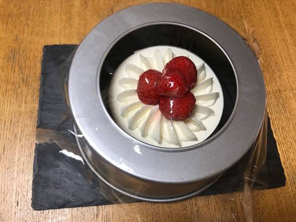 ケーキを箱に入れずに冷蔵庫にしまうときは…あるものを使うと便利！