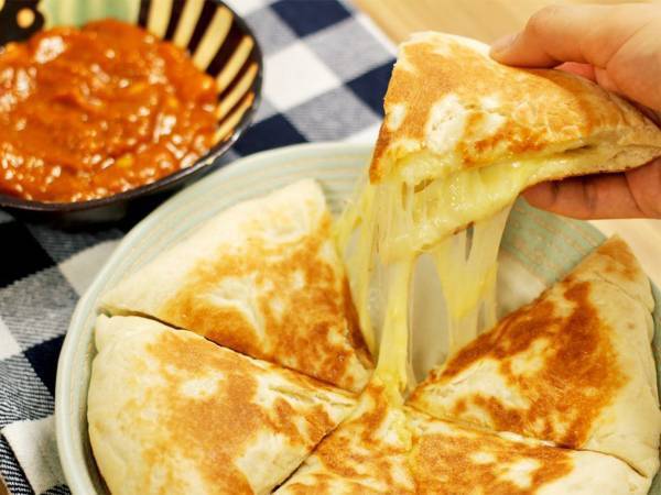 「カレーの存在を忘れそう」　フライパン焼く『絶品チーズナン』の作り方は？