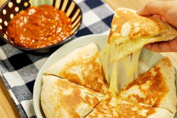 「カレーの存在を忘れそう」　フライパン焼く『絶品チーズナン』の作り方は？