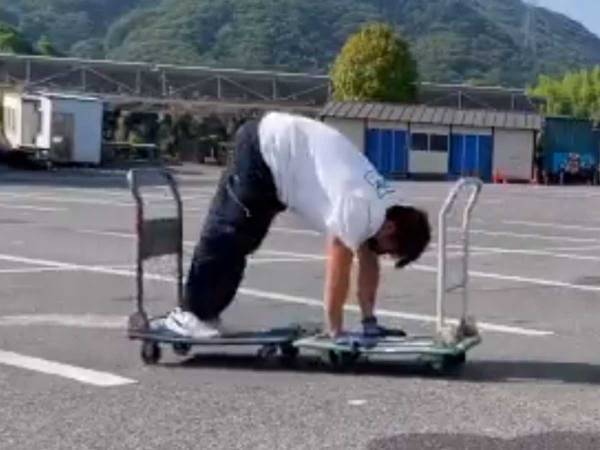 ２台の台車を使って筋トレすると？　「胴体裂けそう」「腹筋ローラーの数倍きついのでは…」