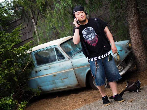 USJの車の前で写真を撮ると？　斜め上な仕上がりに「お茶吹き出した」