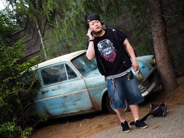 USJの車の前で写真を撮ると？　斜め上な仕上がりに「お茶吹き出した」