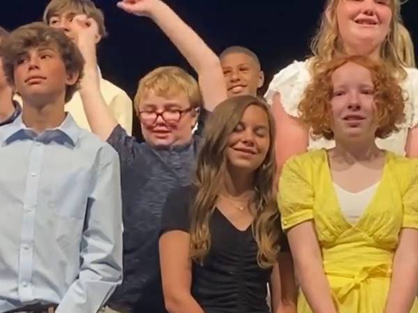 卒業式で勝手に踊り始めた小学生を先生が大絶賛　「レジェンドだ」「最高」