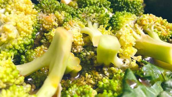 ブロッコリーを揚げると…？　まさかの仕上がりに「無限に食べられる」