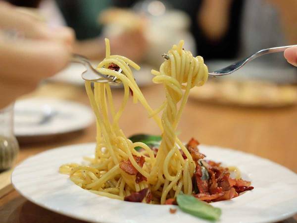 スマートにやってもらえたら嬉しい！　料理をシェアする時に…？