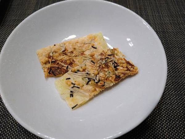 カルシウムたっぷりで低糖質 レンジで作れる『チーズDEせんべい』のレシピをご紹介！