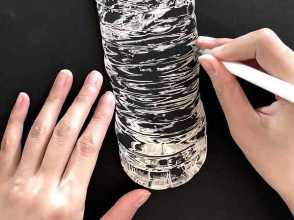 『切り絵』で水のペットボトルを作ったら…　完成品に「すごすぎる」の声