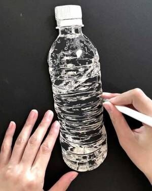 『切り絵』で水のペットボトルを作ったら…　完成品に「すごすぎる」の声
