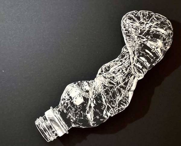 『切り絵』で水のペットボトルを作ったら…　完成品に「すごすぎる」の声