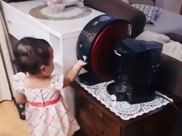 これが令和の子供…１歳の女の子がエスプレッソマシンを前にとった行動とは？