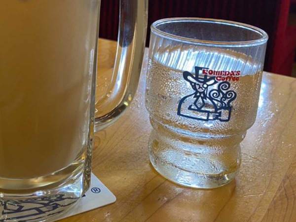 「相変わらずサイズ感がおかしい」　コメダで飲み物をサイズアップして注文したら？