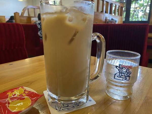 「相変わらずサイズ感がおかしい」　コメダで飲み物をサイズアップして注文したら？