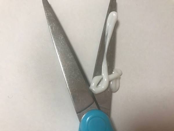 これでスッキリ！ベタベタになったハサミ あるものを塗ると簡単に取れる！