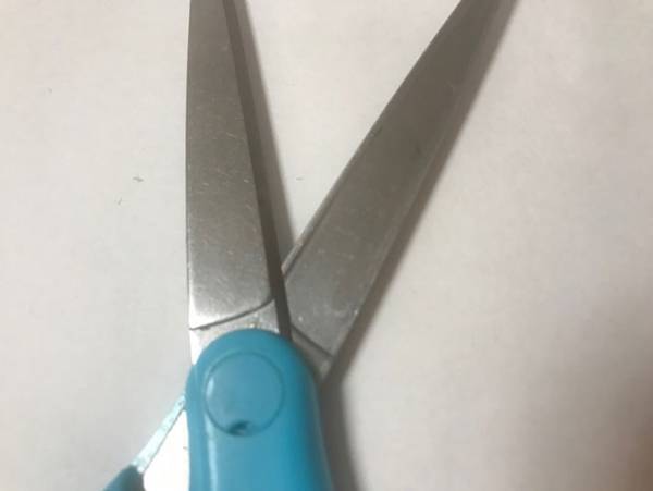 これでスッキリ！ベタベタになったハサミ あるものを塗ると簡単に取れる！