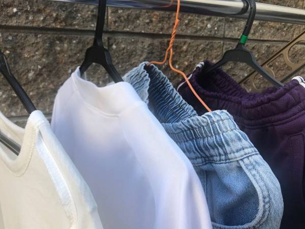 風が強い日に洗濯物を外干ししたいとき！ハンガーフックにあるものを通すだけで落ちにくくなる