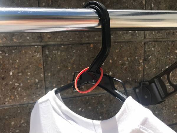 風が強い日に洗濯物を外干ししたいとき！ハンガーフックにあるものを通すだけで落ちにくくなる