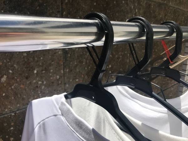 風が強い日に洗濯物を外干ししたいとき！ハンガーフックにあるものを通すだけで落ちにくくなる