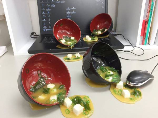 こぼれたみそ汁がスマホスタンドに！何を言っているのか分からない発明品