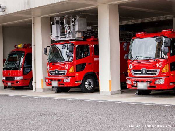 消防車の緊急出動を道路脇から見ていた男の子　すると消防士がやってきて…