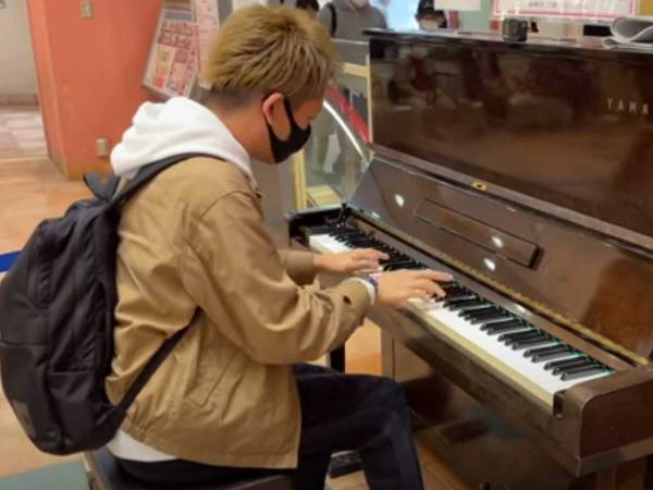 聴衆が０人の状況で、話題曲を突然演奏し始めると？　様子の変化に「鳥肌立った」