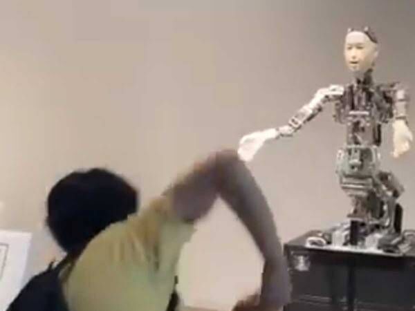 動きをまねるロボットに、オタ芸を披露すると？　見せた反応に「じわじわくる」