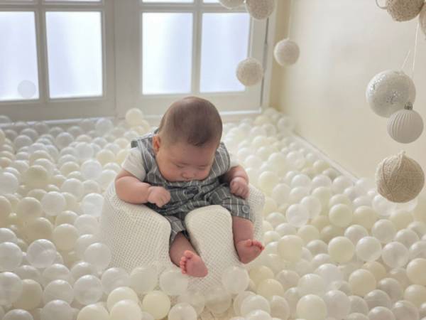 撮影中に寝てしまった息子　しかし、かわいらしい姿で記念になる写真に！