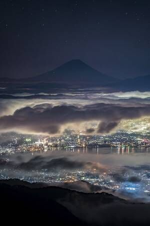 「神々しい」「なんて美しい…」　雲の上から街を見守る富士山に、心奪われる