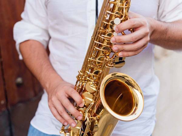 公園でサックスを吹いていた男性　演奏を聞きにきた『お客さん』に大喜び