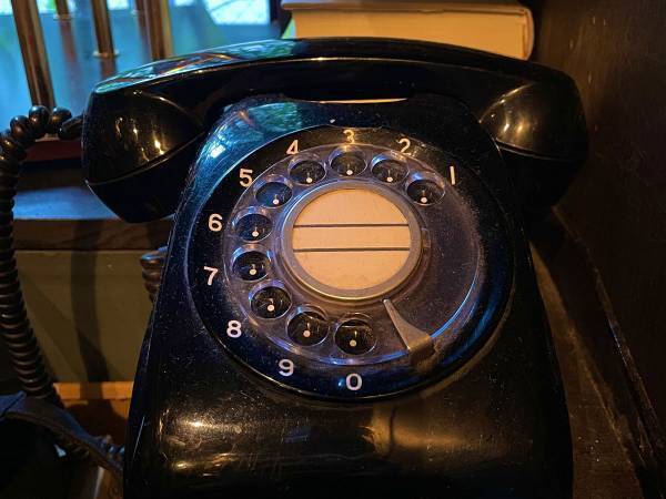 黒電話を使用している店　ある日、世論調査の電話があり？　結末がやるせない