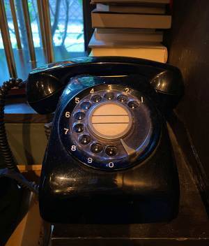 黒電話を使用している店　ある日、世論調査の電話があり？　結末がやるせない