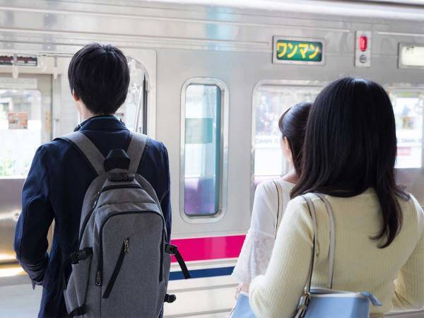 電車内で居眠りした女性　そばにいた高校生の『行動』に、ハッとする