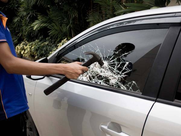 他人の車の窓を割った若者たちに称賛の声？　「ヒーローだ！」