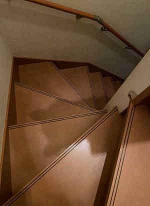 階段に怪しい影、見上げてみると？　正体に１２万人がいいね！