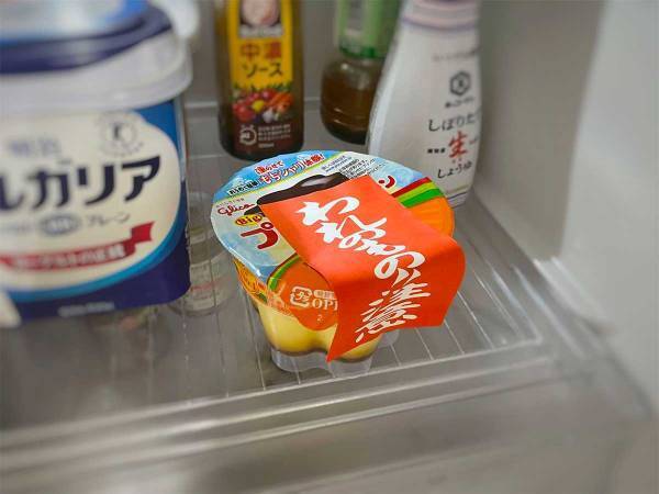 プリンや傘に貼られた『われもの注意』のシール　よく見ると１文字追加されていて？