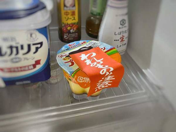 プリンや傘に貼られた『われもの注意』のシール　よく見ると１文字追加されていて？