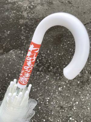 プリンや傘に貼られた『われもの注意』のシール　よく見ると１文字追加されていて？