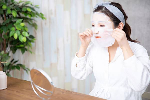 顔パック姿の飼い主を見た猫　最高の反応に「漫画か？」「１００点」