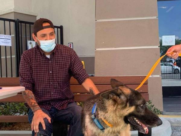 前脚を失った保護犬に里親が決定　その驚きの人物とは　「涙が止まらない」