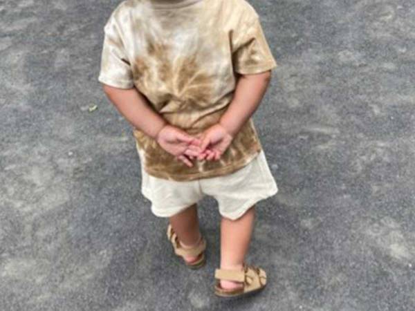 散歩する１歳児の姿が話題に！　「オジサンやん」「吹き出した」