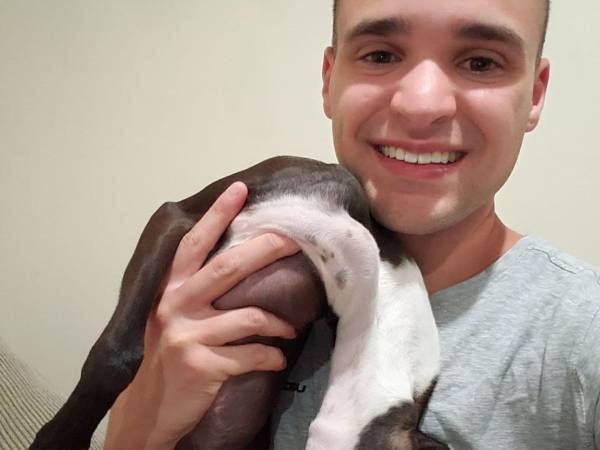 「空気が抜けちゃった」　写真嫌いの犬と飼い主のツーショットに大笑い！