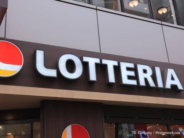 高齢の男性店員が、商品を渡して『ひと言』　内容に「お嬢様気分」「執事かよ」