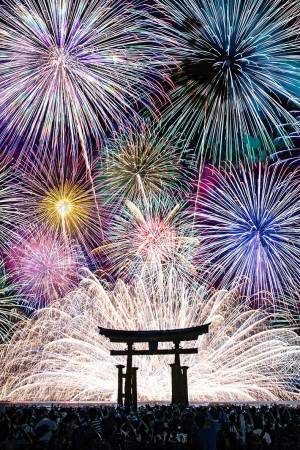 厳島神社の後ろで上がる色とりどりの花火　しかし打ち切りが決定し幻の花火大会に