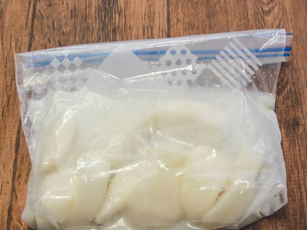 「なにこれ、めちゃおいしい…」　甘くない『残念な梨』をカルピスに漬けたら？