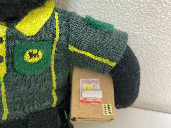 妹に頼まれたクロネコのぬいぐるみ　完成した『忙しい配達員』に大反響！