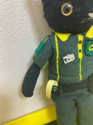 妹に頼まれたクロネコのぬいぐるみ　完成した『忙しい配達員』に大反響！